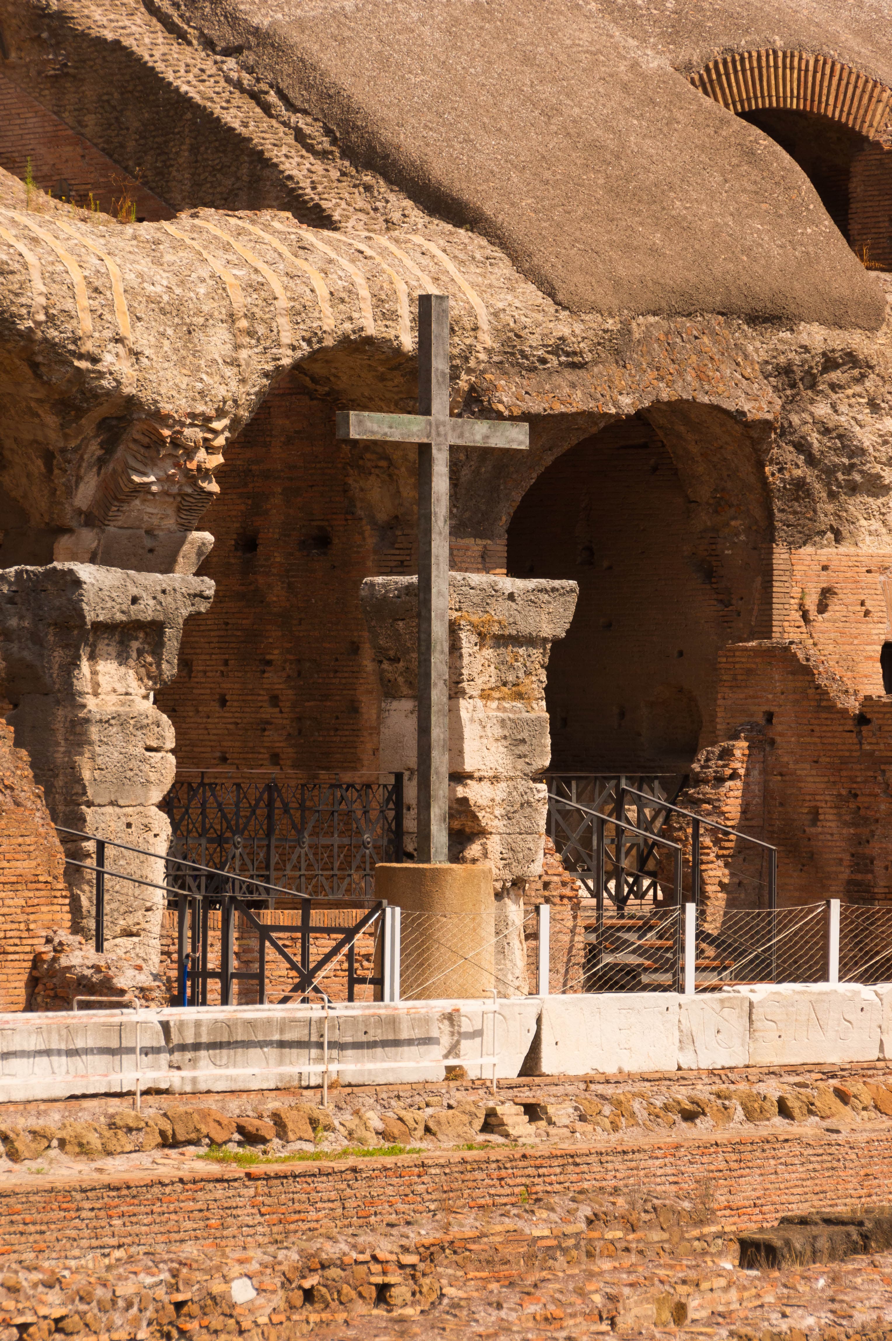 Das Kreuz des Kolosseums in Rom