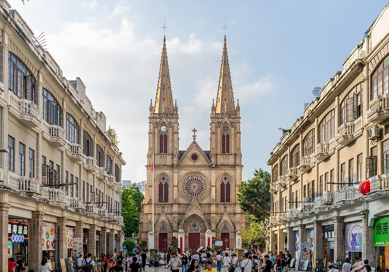 La facciata neogotica in pietra della cattedrale del Sacro Cuore di Canton, in Cina