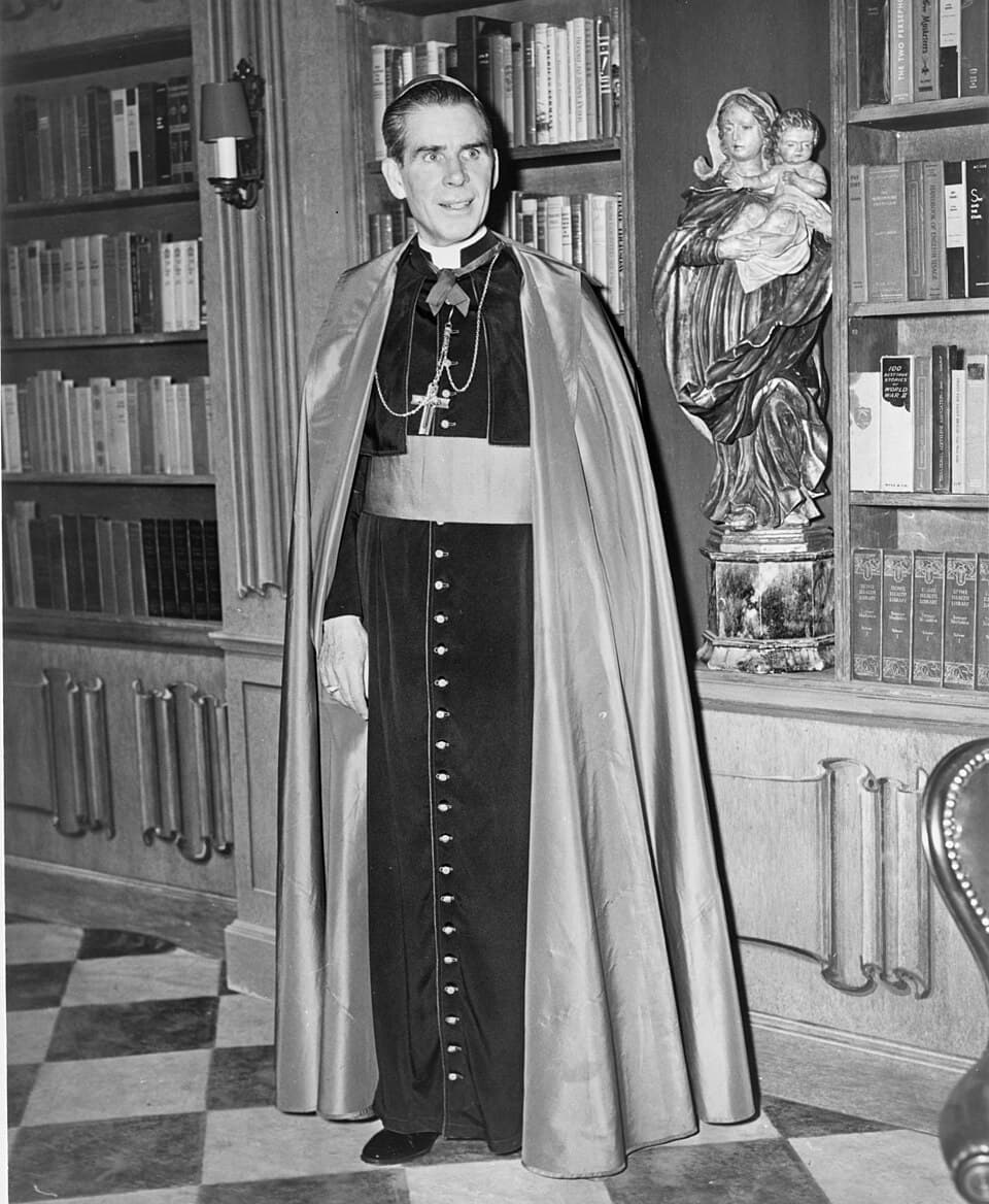 Mons. Fulton Sheen con hábito episcopal, fotografía de archivo de 1952