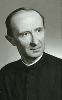 Ritratto fotografico in bianco e nero di padre Henri Caffarel in talare, volto di tre quarti.