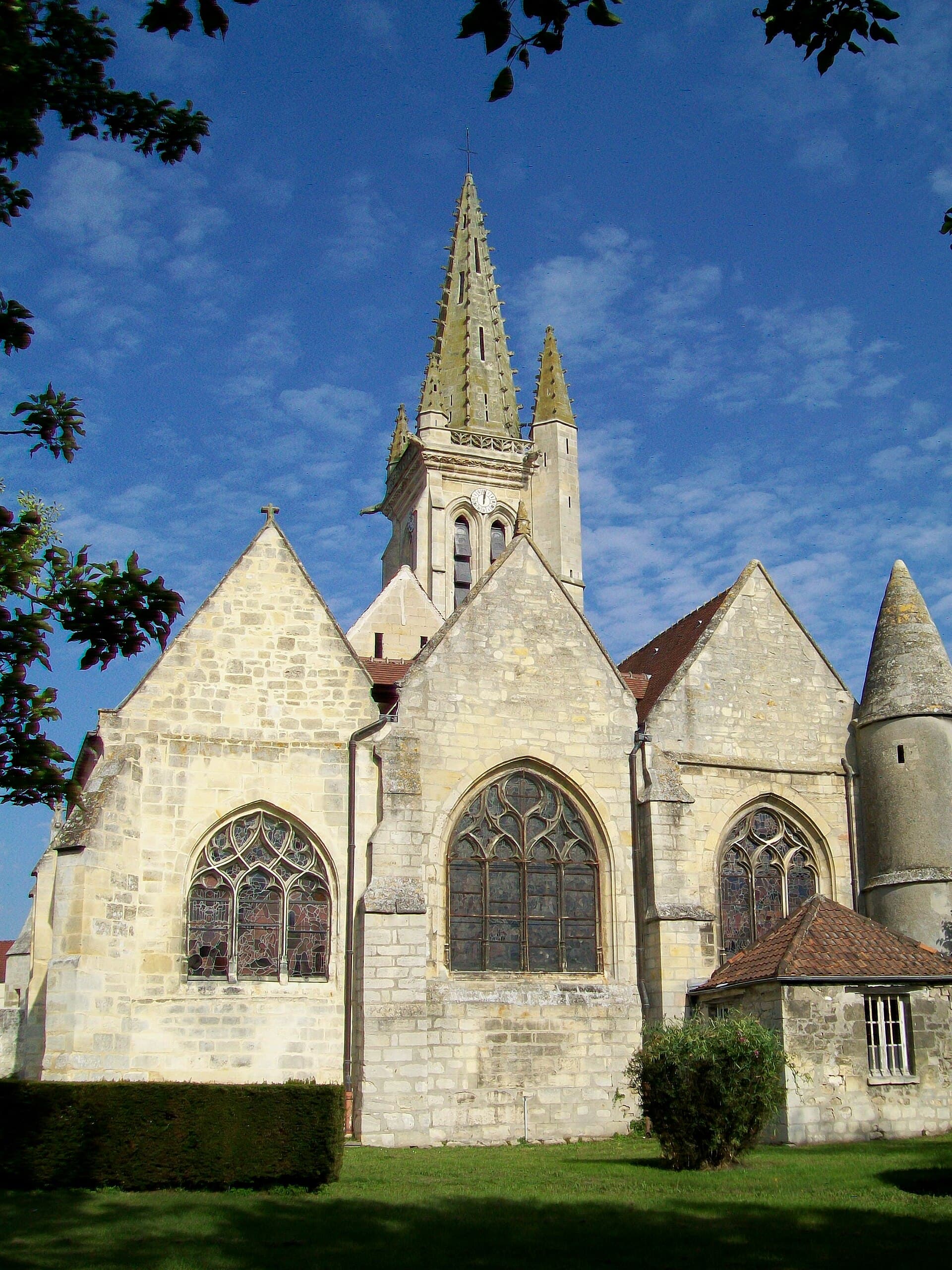 O coro da igreja de Saint-Vaast em Boran-sur-Oise, com a sua cabeceira plana do século XV.