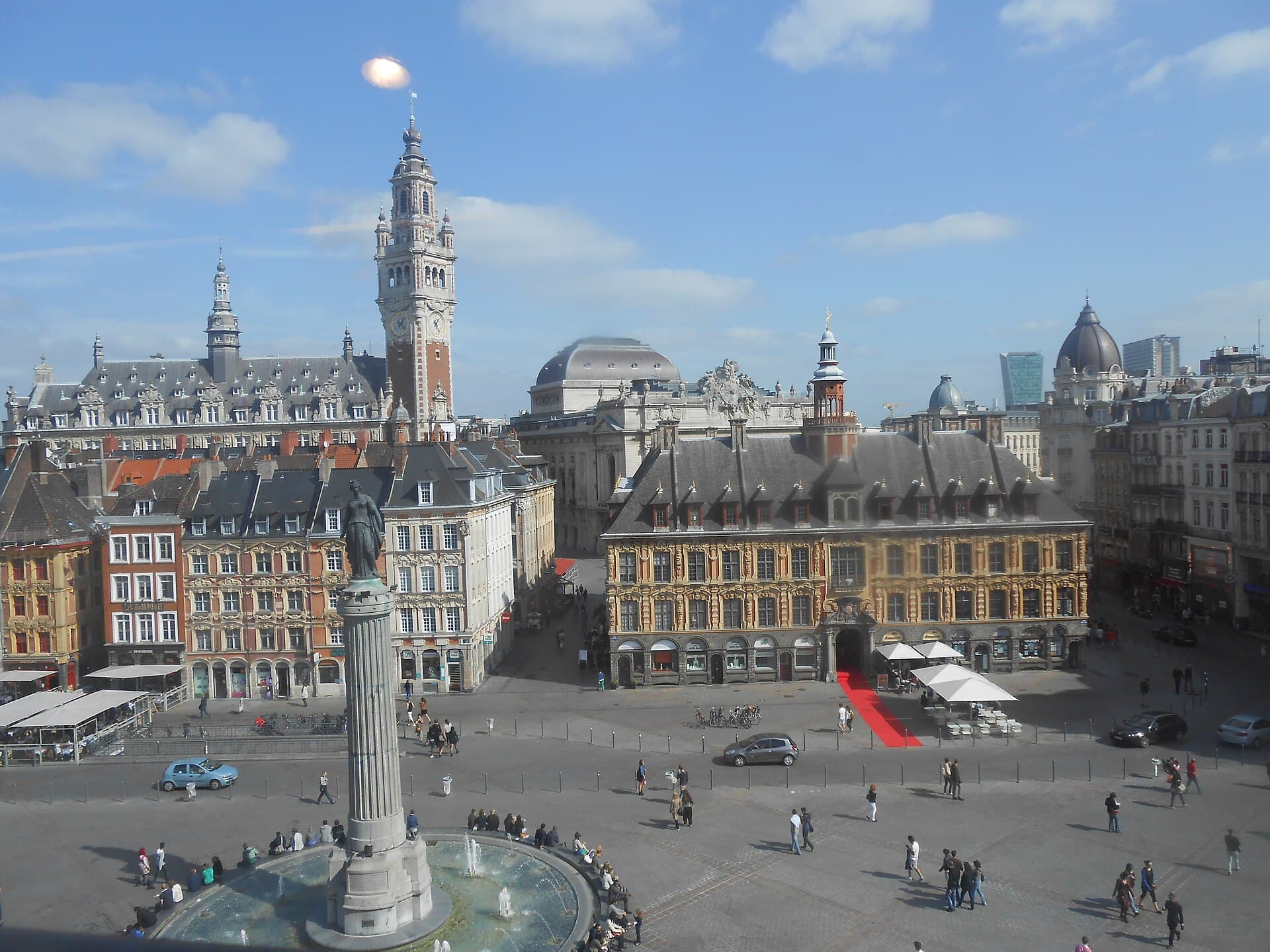 A Grand'Place de Lille com a Vieille Bourse, cidade natal de Jacques Sevin.