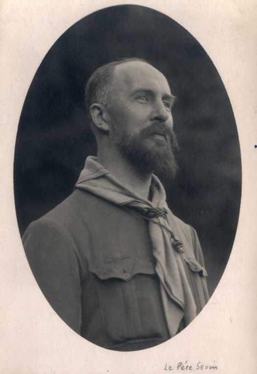 O Padre Jacques Sevin em uniforme escutista, postal de 1929.