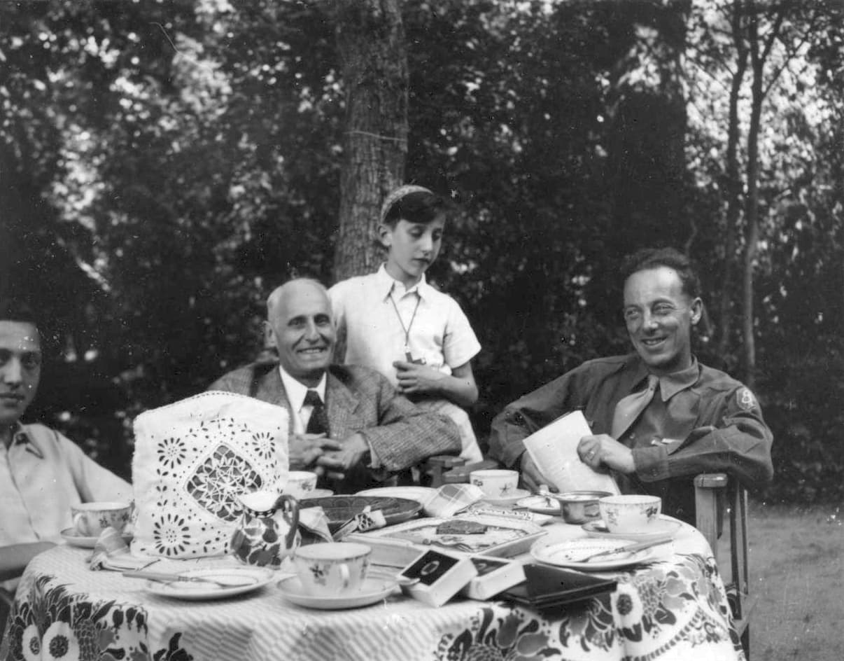 Ağustos 1944'te Étampes'de Jérôme Lejeune, fotoğrafta solda