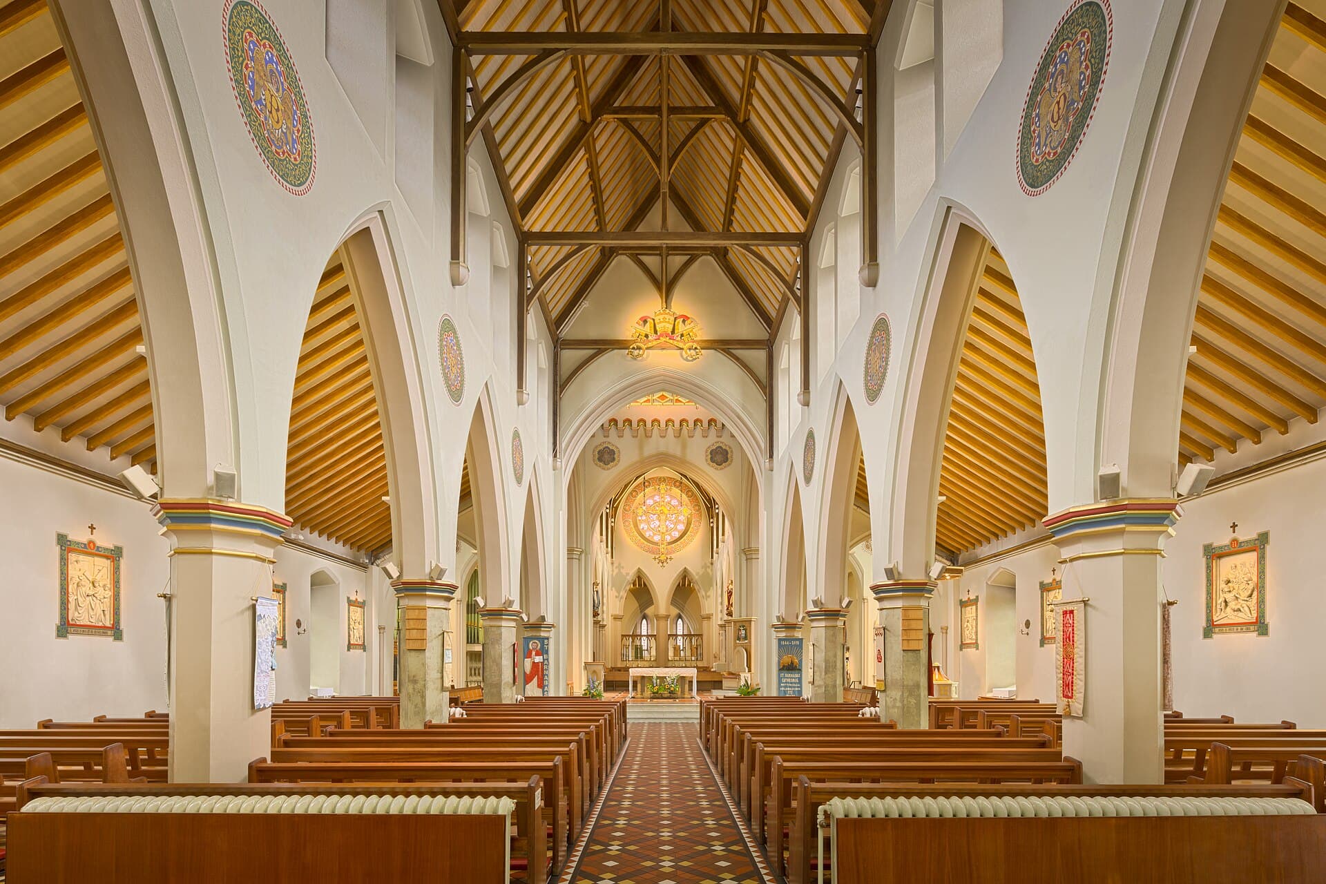 Nave da catedral de São Barnabé de Nottingham, onde repousam as relíquias de Mary Potter