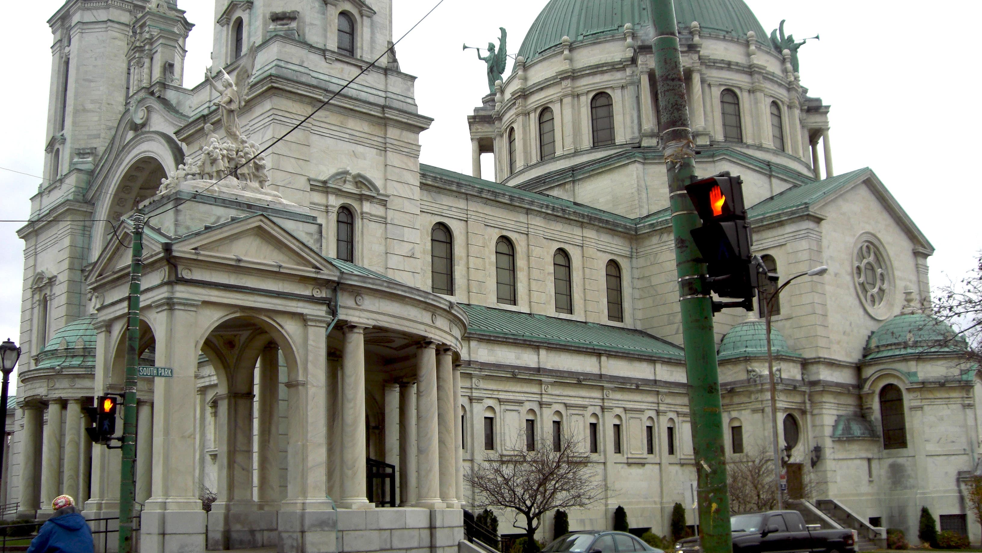 Seitliche Außenansicht der Basilika Our Lady of Victory in Lackawanna.