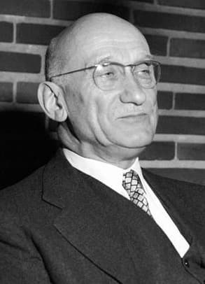 Retrato fotográfico de Robert Schuman em 1953, de fato escuro e óculos redondos