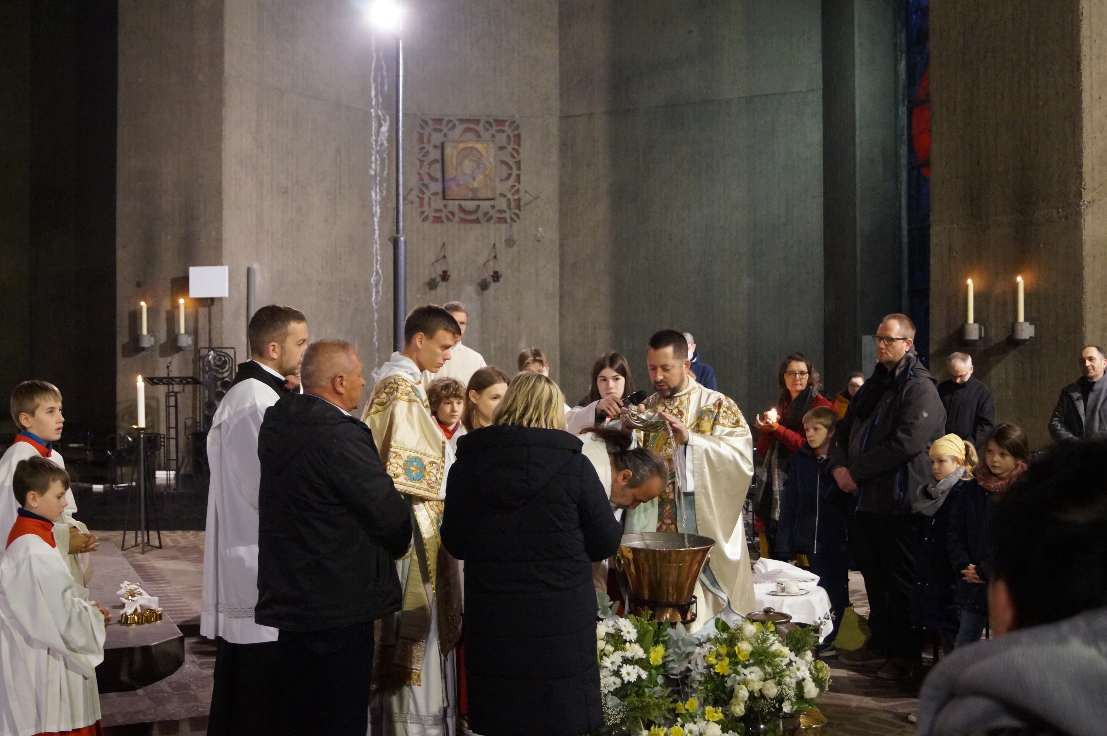 Batismo de um adulto na Vigília pascal de Neviges