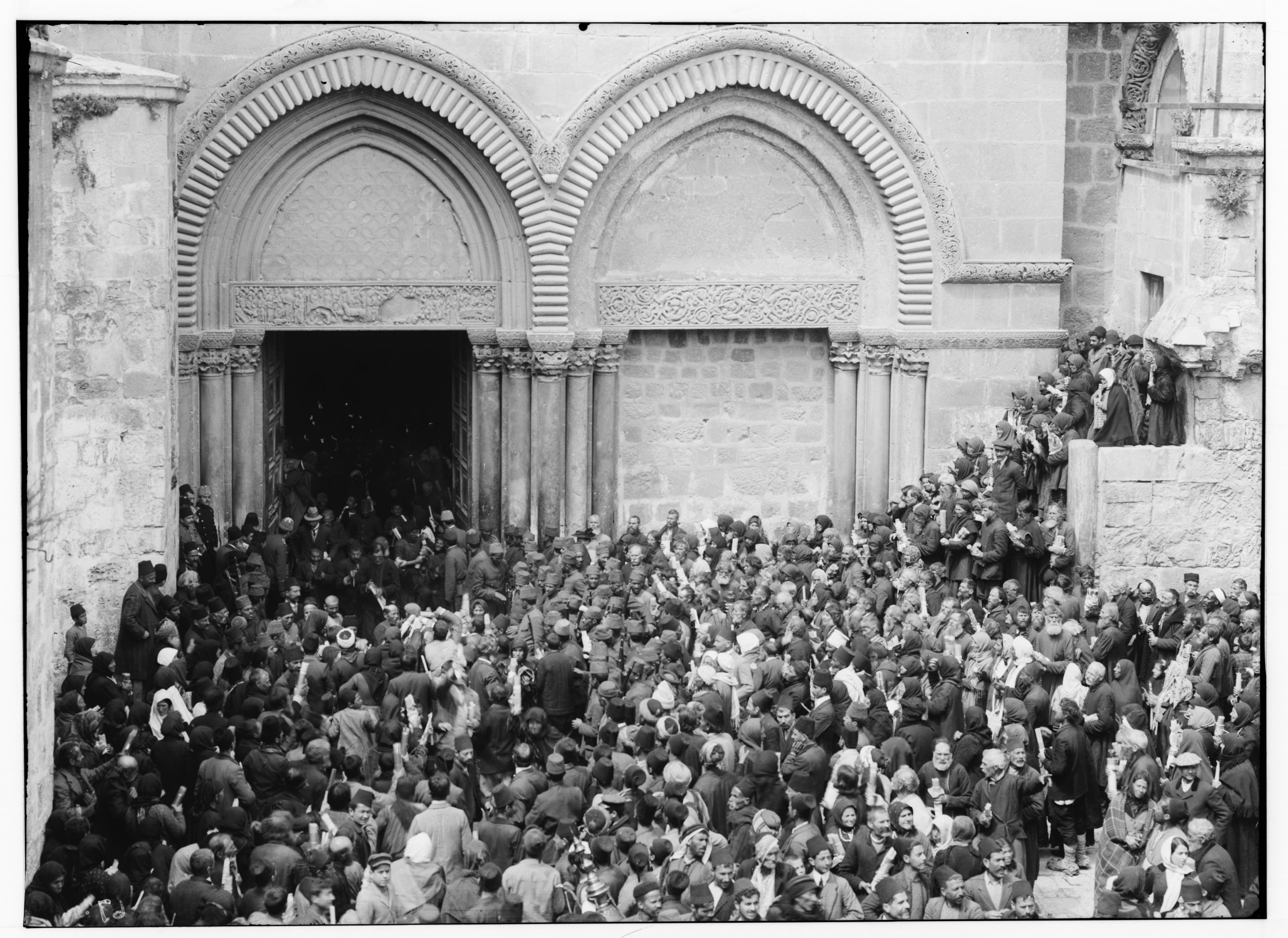 Multidão à espera do Fogo Santo no Santo Sepulcro de Jerusalém