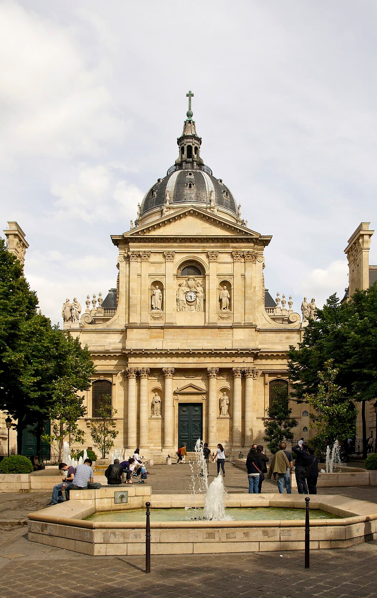 Fassade der Kapelle der Sorbonne in Paris