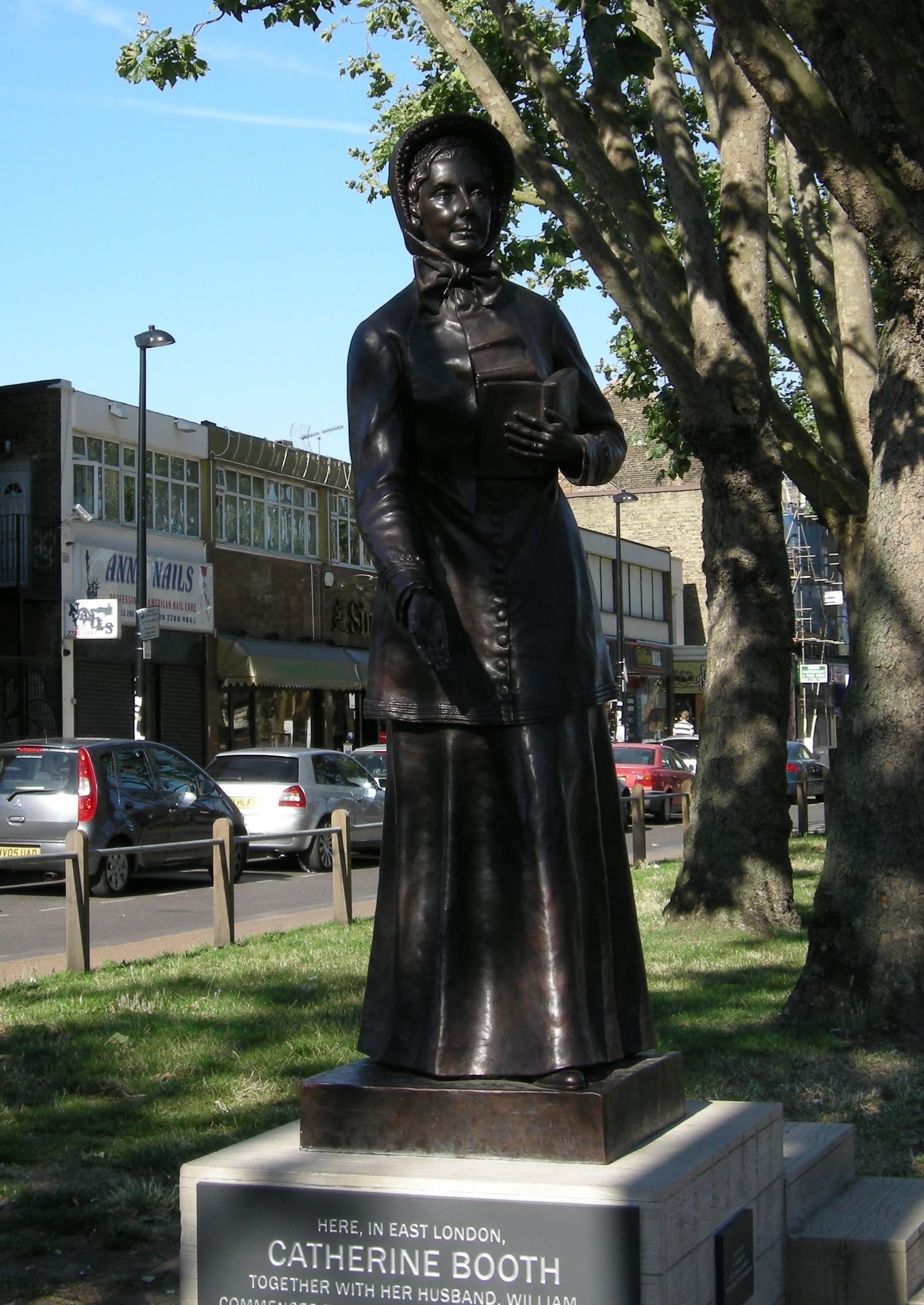 Statue von Catherine Booth auf der Mile End Road, nahe dem Ort der Anfänge der Heilsarmee im Jahr 1865.